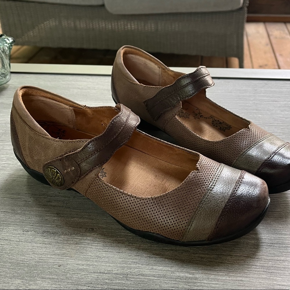 TAOS Bravo Brown Leather Mary Jane Shoes sz 10